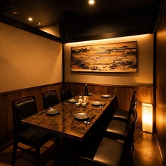 【全席個室◎2名様～対応！接待や女子会に】扉付き完全個室を完備した和モダンな空間。2名様からご利用可能で、接待・会食・女子会・誕生日など、幅広いシーンに対応いたします。温かみある照明と落ち着いたゆったりとした時間を演出。ご予約限定のクーポンや飲み放題付きプランもご用意しております。※個室指定不可