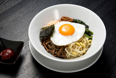 ピビンパ　BIBIMBAP RICE BOWL WITH FRIED EGGS