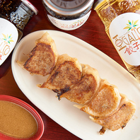 【肉汁たっぷり】丁寧に手包みする餃子が看板メニュー