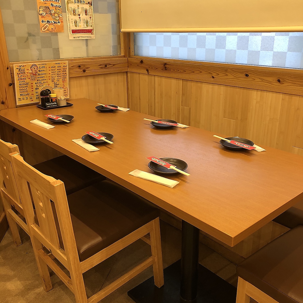 6名様がご利用できるテーブルは全2席◎絶品料理とドリンク、元気なスタッフの声でお腹も心も大満足♪