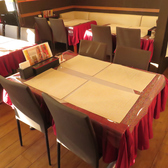 店内は、情熱的な赤いテーブルクロスが目を引くテーブル席を中心に配置しております。壁際のソファーもあり、少人数からグループまで、様々なシーンで快適にご利用いただけます。