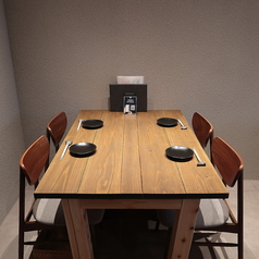 4名様テーブル3卓ご用意しております。