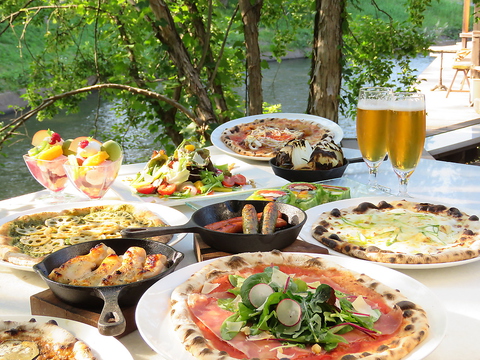 川のせせらぎを聞きながら本格石窯ピザとクラフトビールに舌鼓…夏は水辺のカフェで！