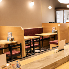 4名掛けのテーブル席は、ご家族でのお食事やご友人同士のランチ・ディナー、仕事仲間との飲み会などにおすすめ。料理を囲みながら会話を楽しめる、使い勝手の良いお席です。気軽な普段使いからグループでのお食事まで幅広くご利用いただけます。