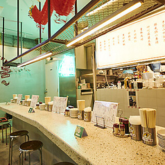 お一人での食事やサクッとランチを済ませたいお客様にぴったりなカウンターのお席を完備。台湾の屋台をイメージした内装に気分も上がります◎