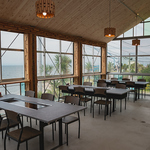 全天候型の牡蠣小屋。青い海を眺めながら牡蠣を焼く贅沢な時間を。