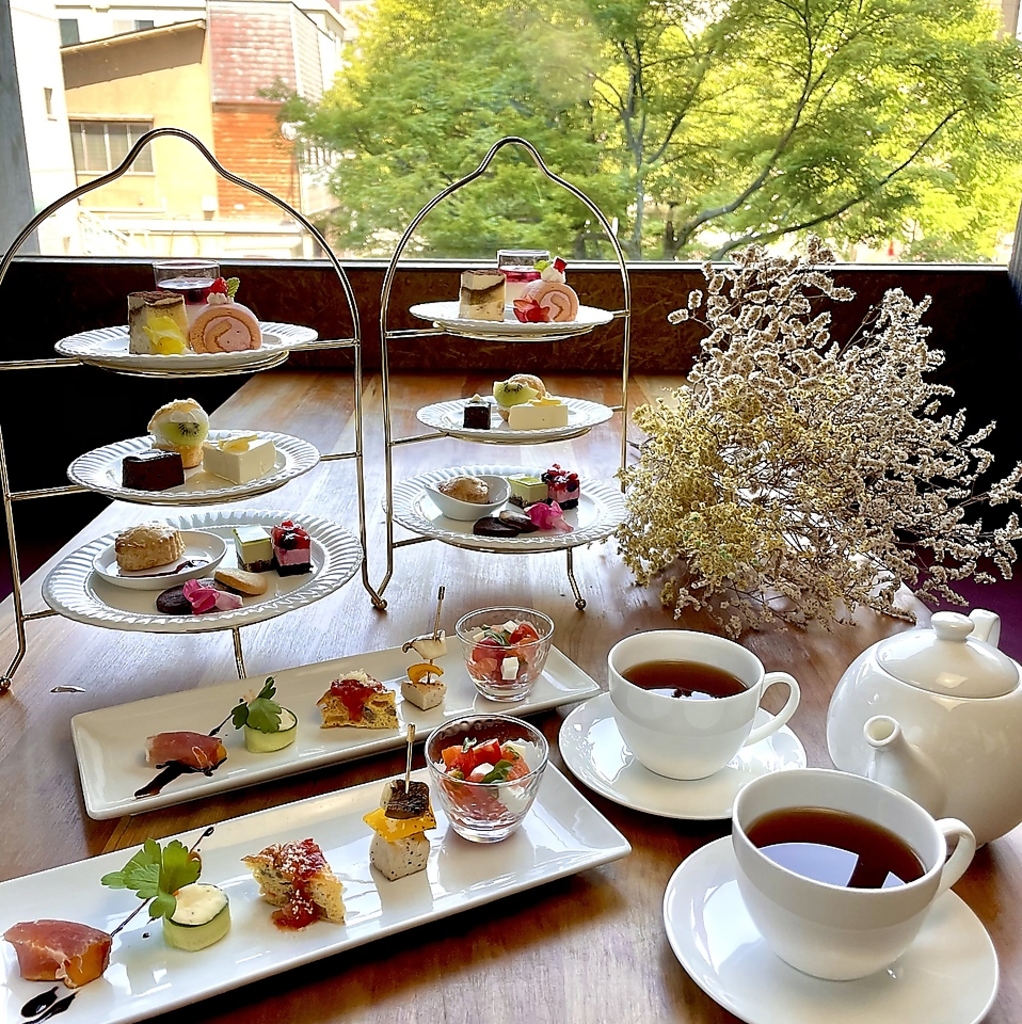 ランチタイムのアフタヌーンティーも人気！ご予約ください。