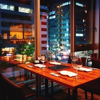 夜景を見下ろす店内で特別な時間を