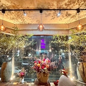 【お花屋さんとコラボ◎落ち着く店内】季節のお花を飾っています！お花に囲まれた癒し空間で心行くまでごゆっくりおくつろぎください♪