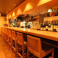 カウンターは、当店の醍醐味を味わえる特等席。目の前で熟練のシェフが厳選食材を焼き上げる音や香り、華麗なパフォーマンスをお楽しみいただけます。お一人様での気軽なお食事や、デートでのご利用にも最適です♪ 出来立て熱々の料理を、会話と共にお楽しみください。