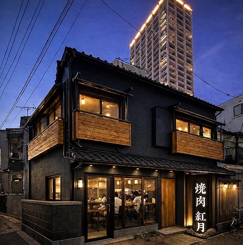 アットホームな店内でこだわりの黒毛和牛Ａ５肉と「オカン」直伝の味付けを楽しめます
