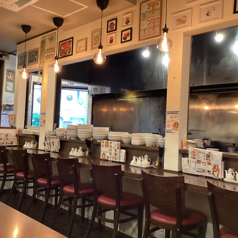 オープンキッチンに面したカウンター席7席、背もたれ付きの座りやすい椅子をご用意しております。臨場感たっぷり！目の前で強火力で中華料理が出来上がるのを見る事ができます。