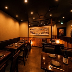 【和情緒漂う個室空間で、上野の夜に癒しを】光と陰が織りなす、和の趣に満ちた空間で贅沢なひとときを。完全個室・半個室など多彩なお席をご用意しており、記念日・ご宴会・接待など様々なシーンに対応可能◎間接照明が包み込む穏やかな空間は、時間を忘れてお過ごしいただけます。※個室指定不可