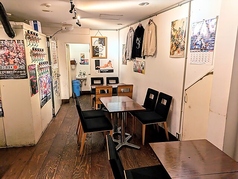当店では、ゆったりとくつろげる4名様用テーブル席が4卓ございます。お洒落な雰囲気のなか親しいご友人との飲み会や、会社の同僚とのお食事など、幅広いシーンでご利用いただけます。また、最大16名様までのご宴会にも対応しておりますので、まずはお気軽にお問い合わせください。皆様のご来店お待ちしております。