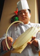 熟練の刀削麺職人