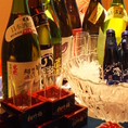 全国から集めた焼酎・日本酒は、料理に合うものを店主自らが厳選。お好みのお酒と料理をお楽しみください。