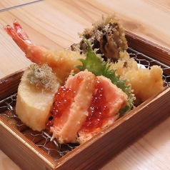 揚げたてサクサクの天ぷらをカジュアル空間で召し上がれ