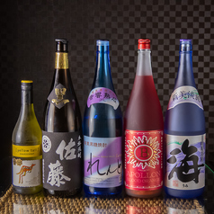 種類豊富なカクテルやアルコールフリーのモクテルも