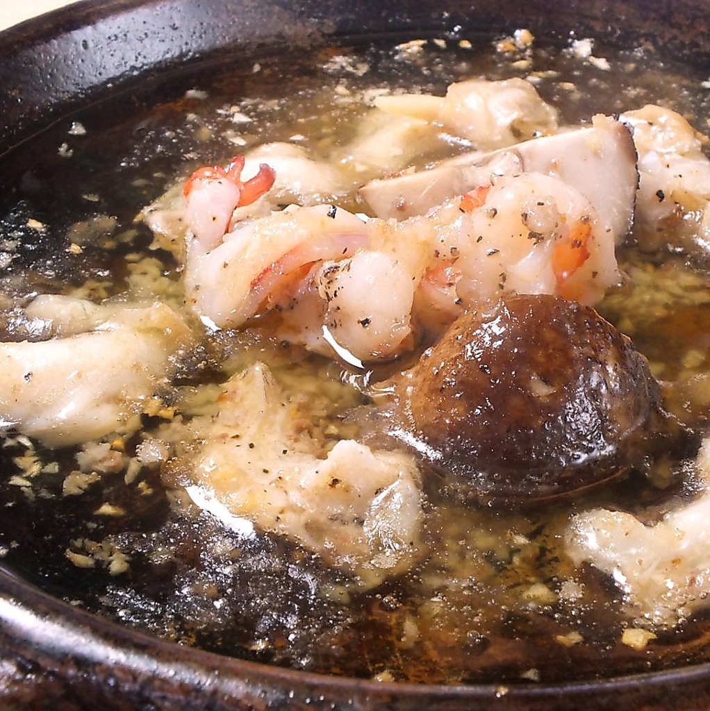 スペイン風オイル煮です。アンチョビとにんにくの風味が素材を抜群にひきたて、箸が進む一品です！
