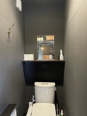 トイレの壁もシックに黒一色で統一しており、落ち着ける空間となっております。