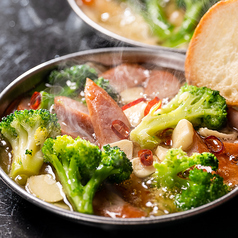 ウインナーとブロッコリー　アヒージョ