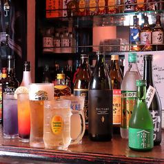 今夜はどれにする？豊富なお酒が並ぶカウンターで乾杯！