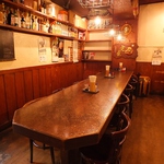 海賊船の船室のような店内は木目調の温もりが落ち着ける雰囲気♪貸切は40名様～最大70名様までOK！