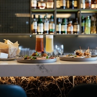 ボリュームたっぷりの食事やオリジナルドリンクも◎