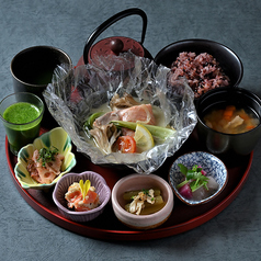 サーモンのカルトッチョ　グリーンカレースープ