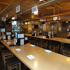 【いつでもすぐ入れる安心感】突然の飲み会や２次会でも予約なしで大歓迎！広い店内にはテーブル席がずらりと並び、大人数でもスムーズにご案内可能です。困ったときは竹子に頼れば間違いなし！賑やかな大衆酒場で最高の乾杯をどうぞ。