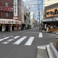 【道案内４】さらにまっすぐ進むと、串カツ田中さんと駅前漁港炙りやさんのある交差点が現れます。