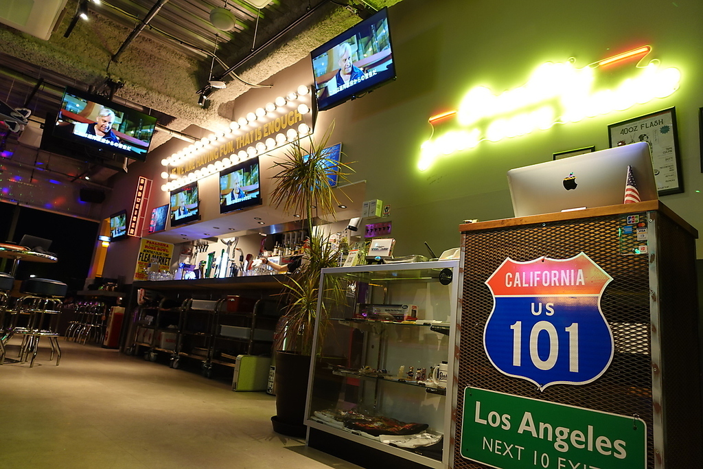 店内もアメリカン！モニターの数は驚異の１４台！スポーツ観戦もできます！