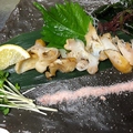 料理メニュー写真 コリコリつぶ貝の岩塩炙り