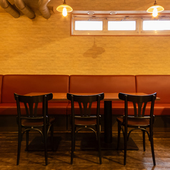 【広々ソファーでパーティー♪】6名様×1卓のソファー席は、グループでの2次会や宴会に最適◎ゆったりとしたスペースなので、大人数でも窮屈さを感じずにお過ごしいただけます。また、お祝いの席にもぴったりで、お誕生日や記念日など特別な日もお気軽にご相談ください！美味しい肉料理とお酒を囲んで、楽しいひとときを☆