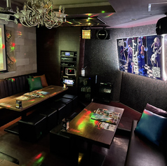 【ステージ付きパーティールーム201R】　最大40名様前後の一番大きなお部屋には100インチスクリーン2台ございます！