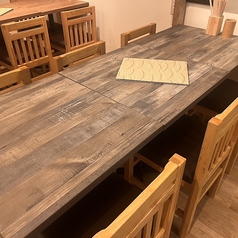 当店では6名様でゆったりとご利用いただけるテーブル席もご用意しております。ご家族や仲間同士の集まり、ちょっとした宴会にも最適な広さで、快適にお過ごしいただけます。落ち着いた雰囲気の中、ゆったりとした時間を楽しみながら、美味しいお料理とお酒をご堪能ください。