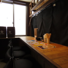 【2Fカウンター席】2階に佇む、わずか4席のカウンター。そこは、隣を気にせず自分だけの時間に浸れる半個室風のプライベート空間です。柔らかな灯りが包む落ち着いた設えは、都会の喧騒を忘れさせてくれる大人の隠れ家。誰にも邪魔されず、心ゆくまで美食と美酒を嗜む、贅沢なひとときをお過ごしください。