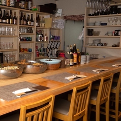 おばんざいがズラリと並ぶカウンター。おひとりさまでも大歓迎！