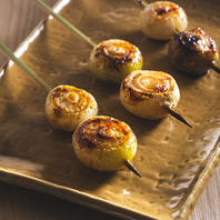 新鮮な鶏肉と旬の野菜を組み合わせたおまかせ串焼きが◎