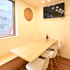 【4名掛けテーブル】店内はタイの装飾で彩っております♪お一人様でも大人数でのご利用でも！心よりお待ちしております。