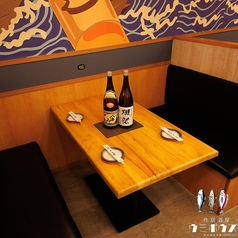 【1階席：2～4名様】お仲間同士での普段使いや、ご家族での夕食にも使い勝手の良い開放感あふれるオープンなテーブル席で船橋の賑わいを感じながらも落ち着いて食事を楽しめる絶妙な距離感を保っています。市場直送の新鮮なお刺身や、炭火が香る焼き鳥などバラエティ豊かなメニューを囲みながら、賑やかで楽しい夜の宴を。