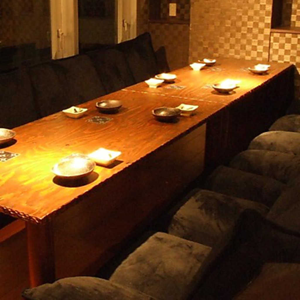 大人気のソファ席は大きな窓から外の景色も眺められます！予約はお早目に～