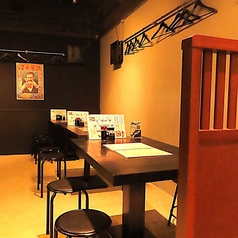 【あらゆるシーンに対応します！】テーブル席は、ゆったりと座れる十分なスペースと明るい雰囲気が魅力♪ご家族やご友人との飲み会はもちろん、仕事終わりのサク飲みや女子会にもご利用いただきやすい不思議な魅力があります！