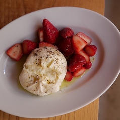 ブラータチーズと季節のフルーツ