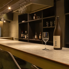 落ち着いたカウンター9席。