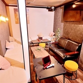 【完全個室2部屋/2名様専用の半個室完備】個室4室完備しております。2名様用×2室/2～5名様用×1室/最大18名様入れる2階個室/その他ゆったりとしたふかふかのソファー席などプライベートな時間を過ごせるお席を多数ご用意。お好みの用途でお使いください。希望の席がある際はお早めにお電話で確認いただけますと幸いです。