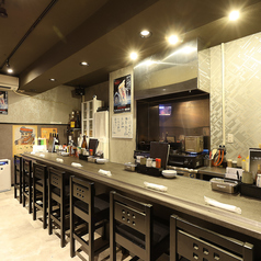 黒を基調としたシックな雰囲気のあるカウンター席を8席、ご用意しています。仕事帰りのふらっと一杯、お酒を飲みたくなった時に最適なお席となっています。他にはカップルでのデート利用や大切な人との記念日や誕生日といったひと時をお過ごしいただくにもピッタリな空間となっています！