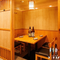 【1階個室席：2～4名様】プライバシーを重視したいお集まりに最適な、四名様掛けの個室空間をご用意しました。船橋での静かな会食に最適なお席です。選び抜かれた旬の食材を活かしたお料理の数々を、誰にも邪魔されない落ち着いたお部屋でご堪能ください。細やかなおもてなしで、特別なひとときを彩ります。