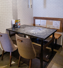 テーブル4名席をご用意しております。カジュアルなデートに☆