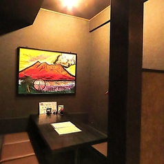 【独立した半個室あり】3～6名様向けの半個室がございます。プライベート＆ビジネスの幅広いシーンに対応。落ち着いた雰囲気で、とくに接待や会食、家族や友人との食事会に重宝されています。人気が高いので、早めのご予約がオススメです！